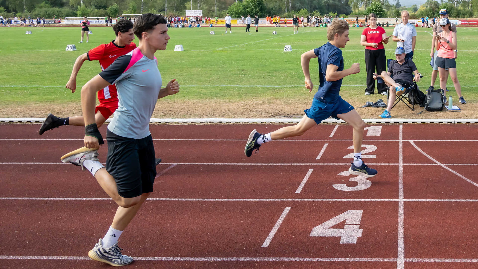 Jugendliche im Sprint kurz vor der Ziellinie