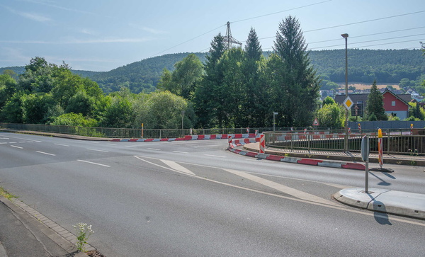 Brücke über die Mud die durch Baustellenabsperrung verengt wurde