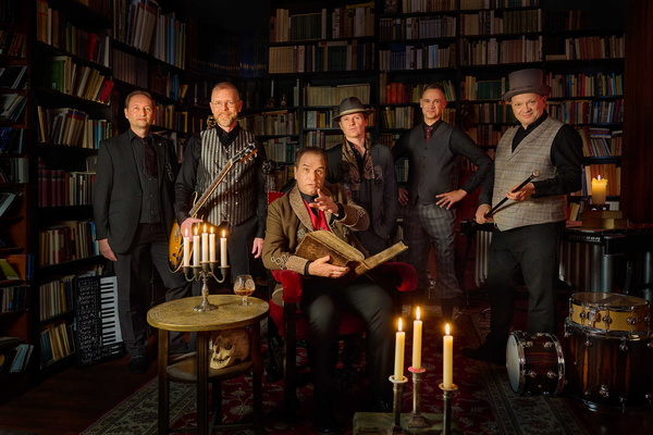 Band in einer düsteren Bibliothek im Kerzenlicht