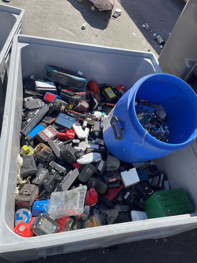 Diverse lose Akkus und Batterien in einem Container