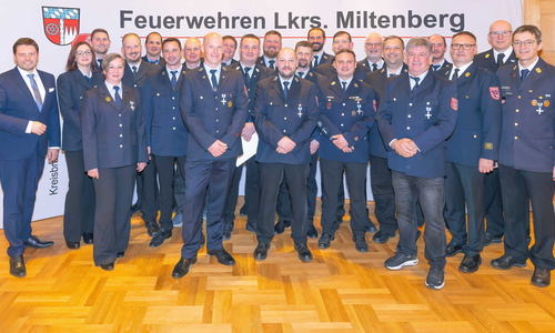 Feuerwehrleute mit blauen Anzügen und Herr Bartels