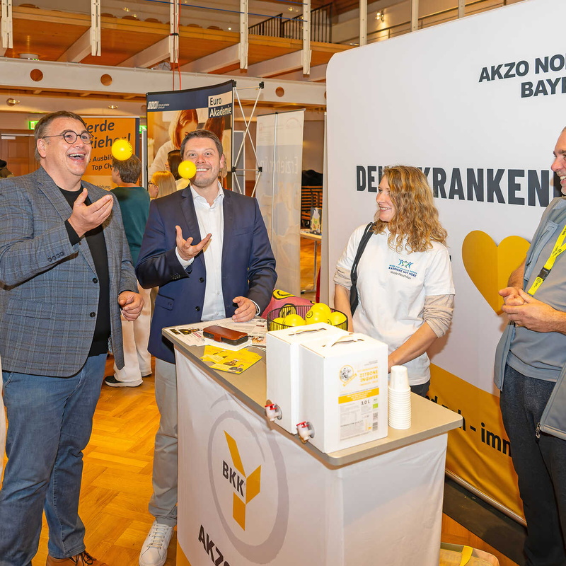 Fünf Personen am Messestand