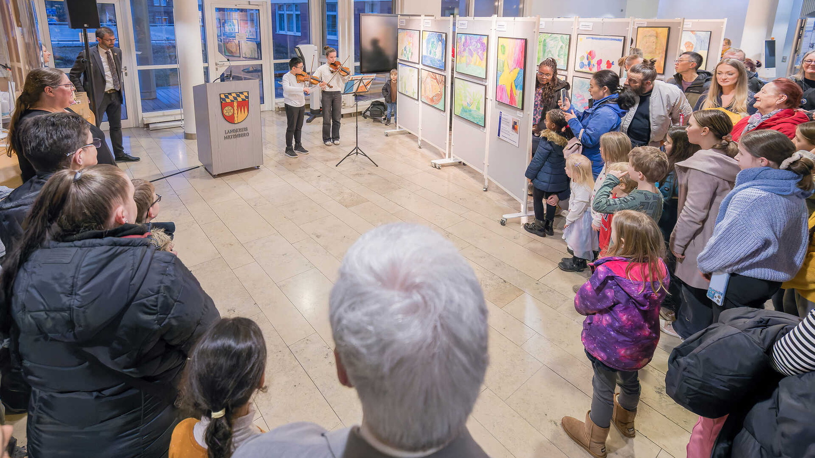 Aufmerksam lauschten die Gäste der Vernissage