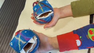 Aus Filz gebastelte Raubfische, die die Sorgen nehmen sollen