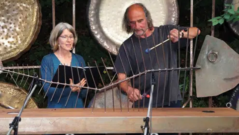 Mann und Frau auf der Bühne