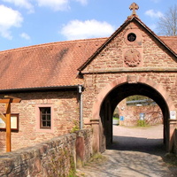 Torbogen aus Sandstein