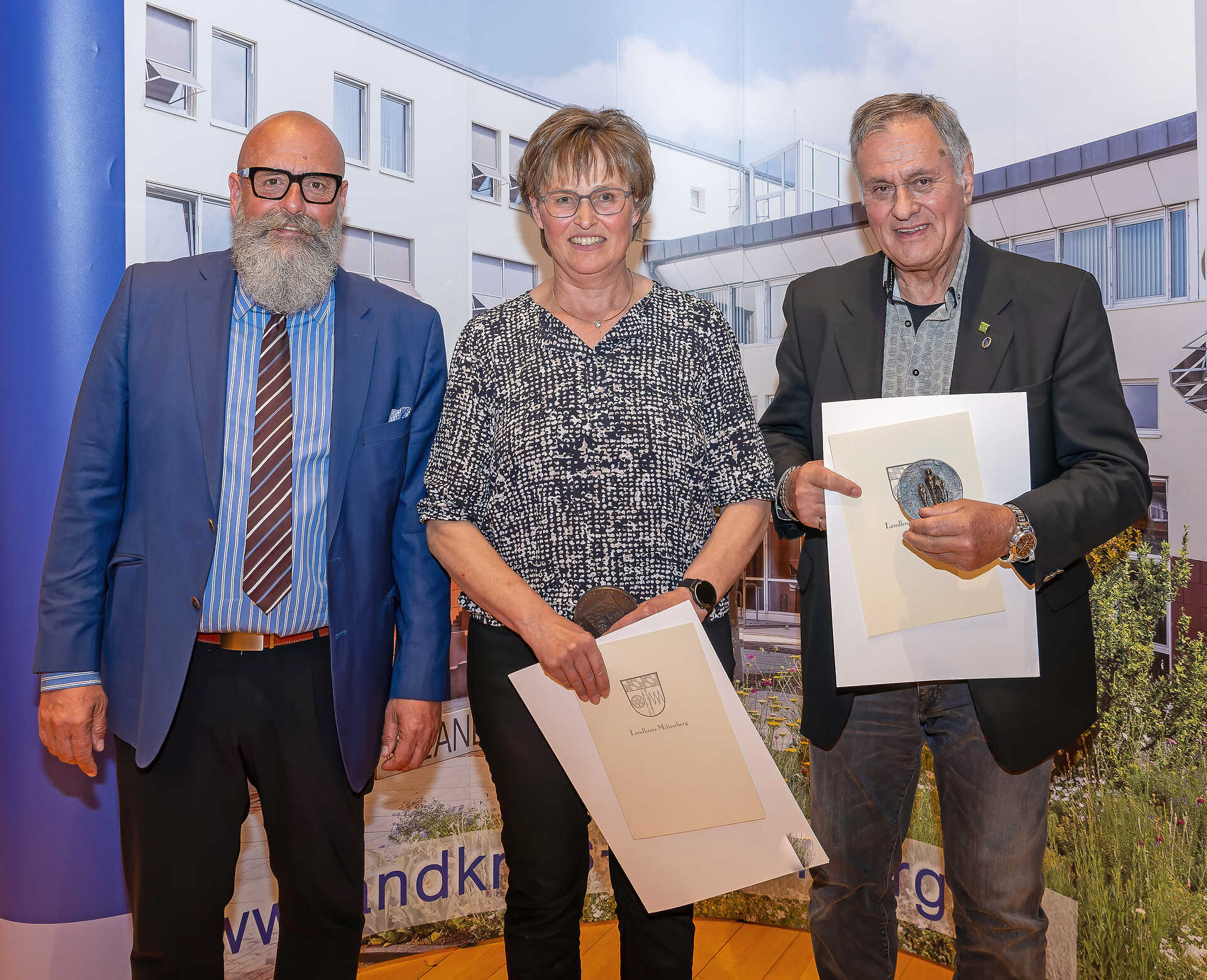 stellvertretender Landrat Bernd Schötterl übergab Ehrenplaketten