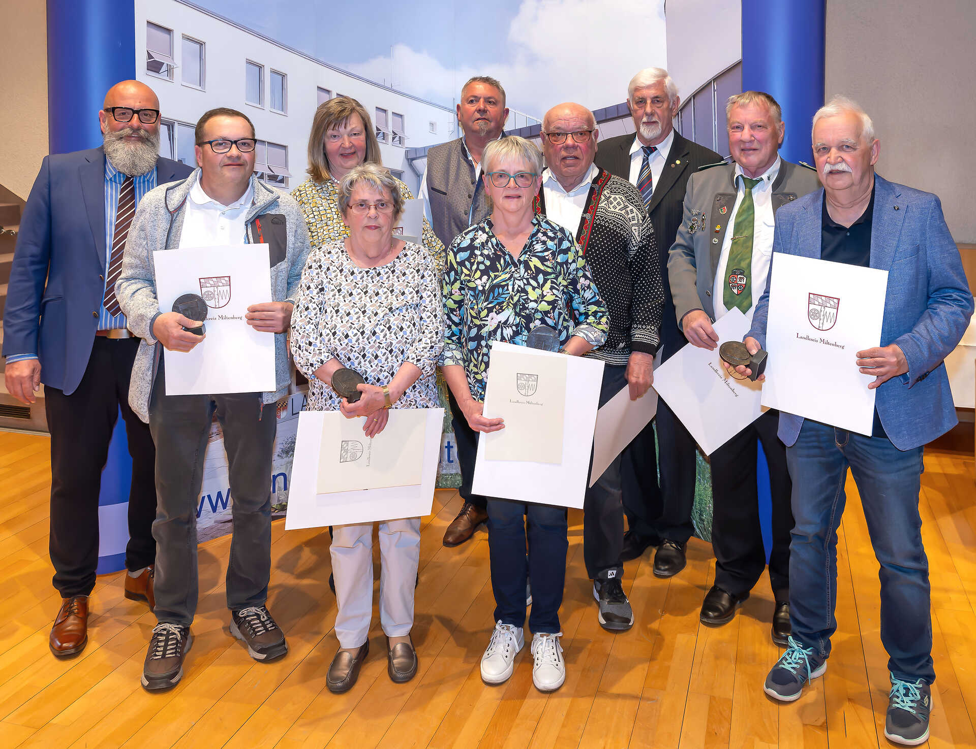 Gruppe mit Ehrenplaketten