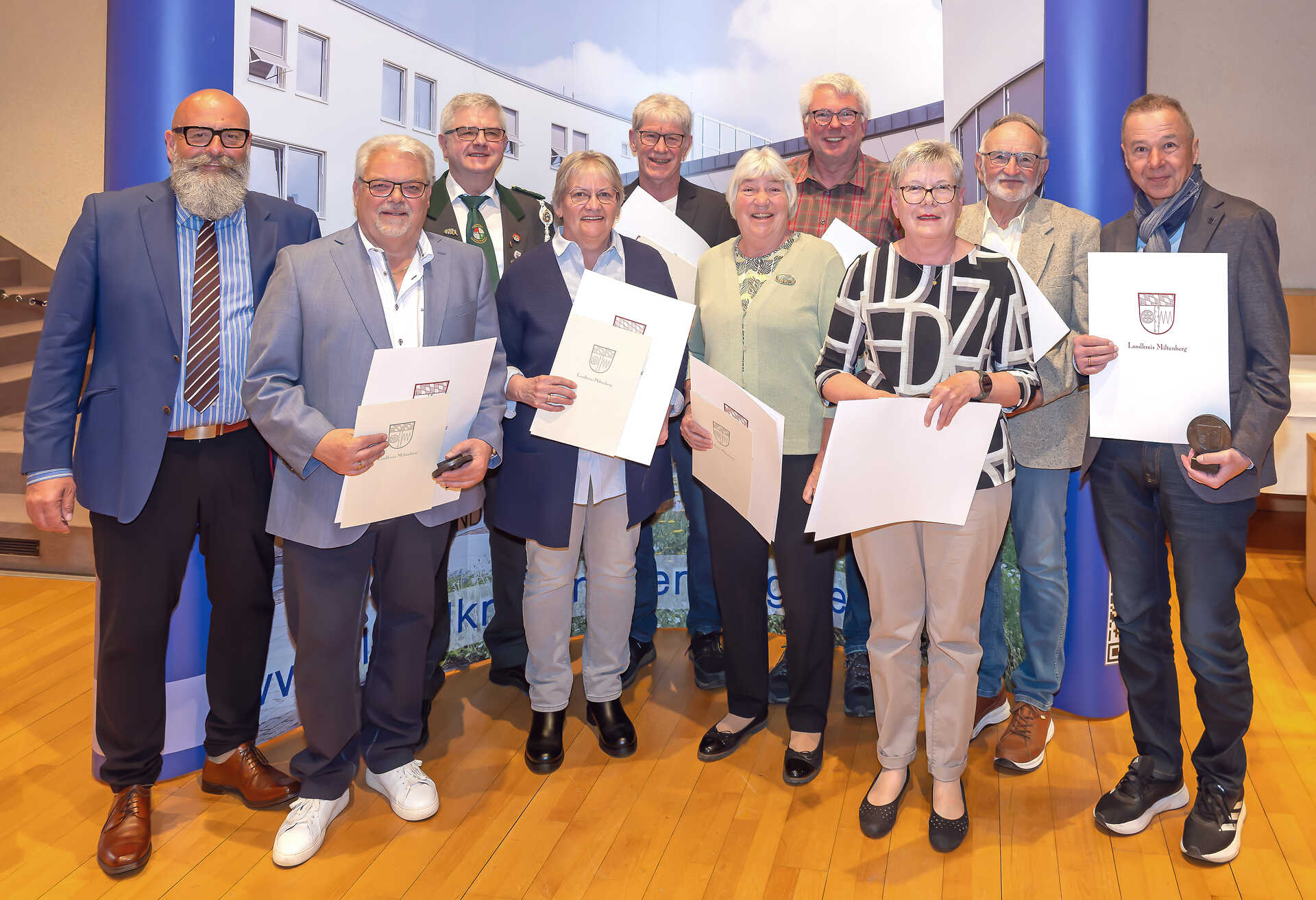 Gruppe mit weiteren Ehrenplaketten